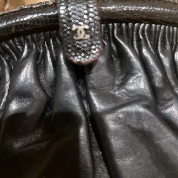 100% Vintage Chanel Clutch with original chain. Can be worn crossbody. - Picture 4 of 14